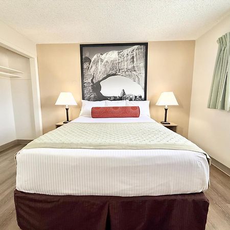 Super 8 By Wyndham Salina/Scenic Hills Area Hotel Екстериор снимка