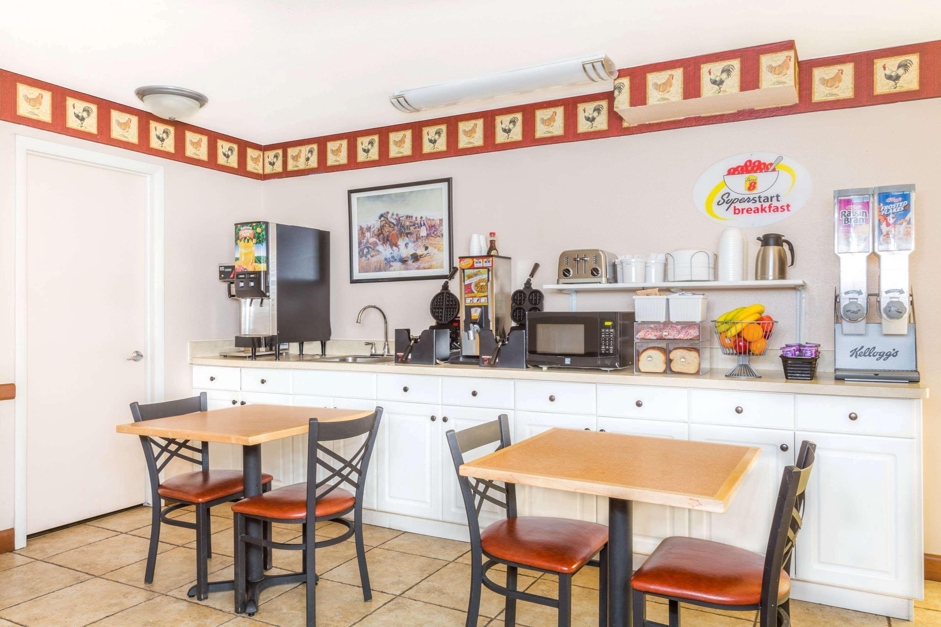 Super 8 By Wyndham Salina/Scenic Hills Area Hotel Екстериор снимка