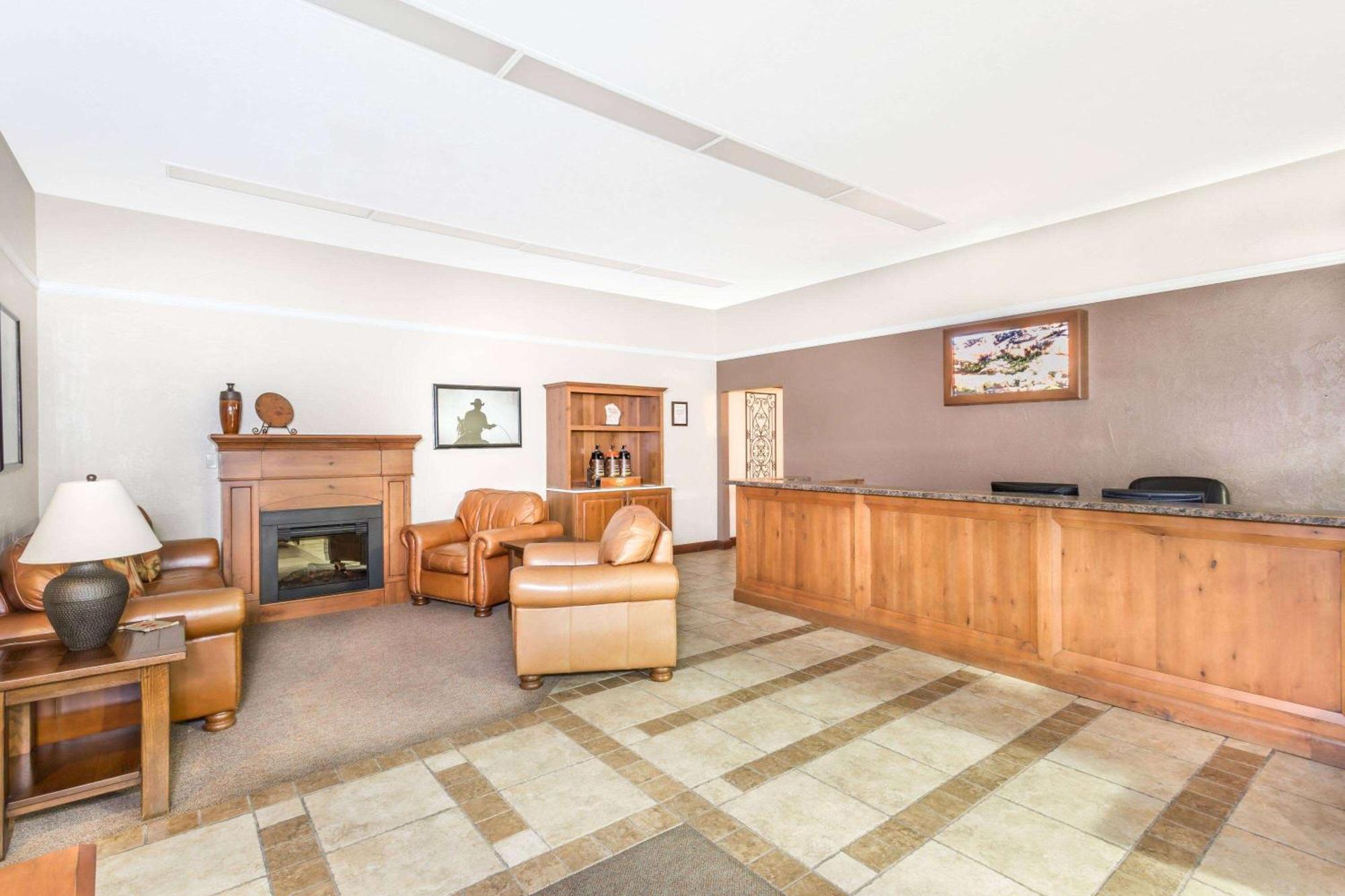Super 8 By Wyndham Salina/Scenic Hills Area Hotel Екстериор снимка