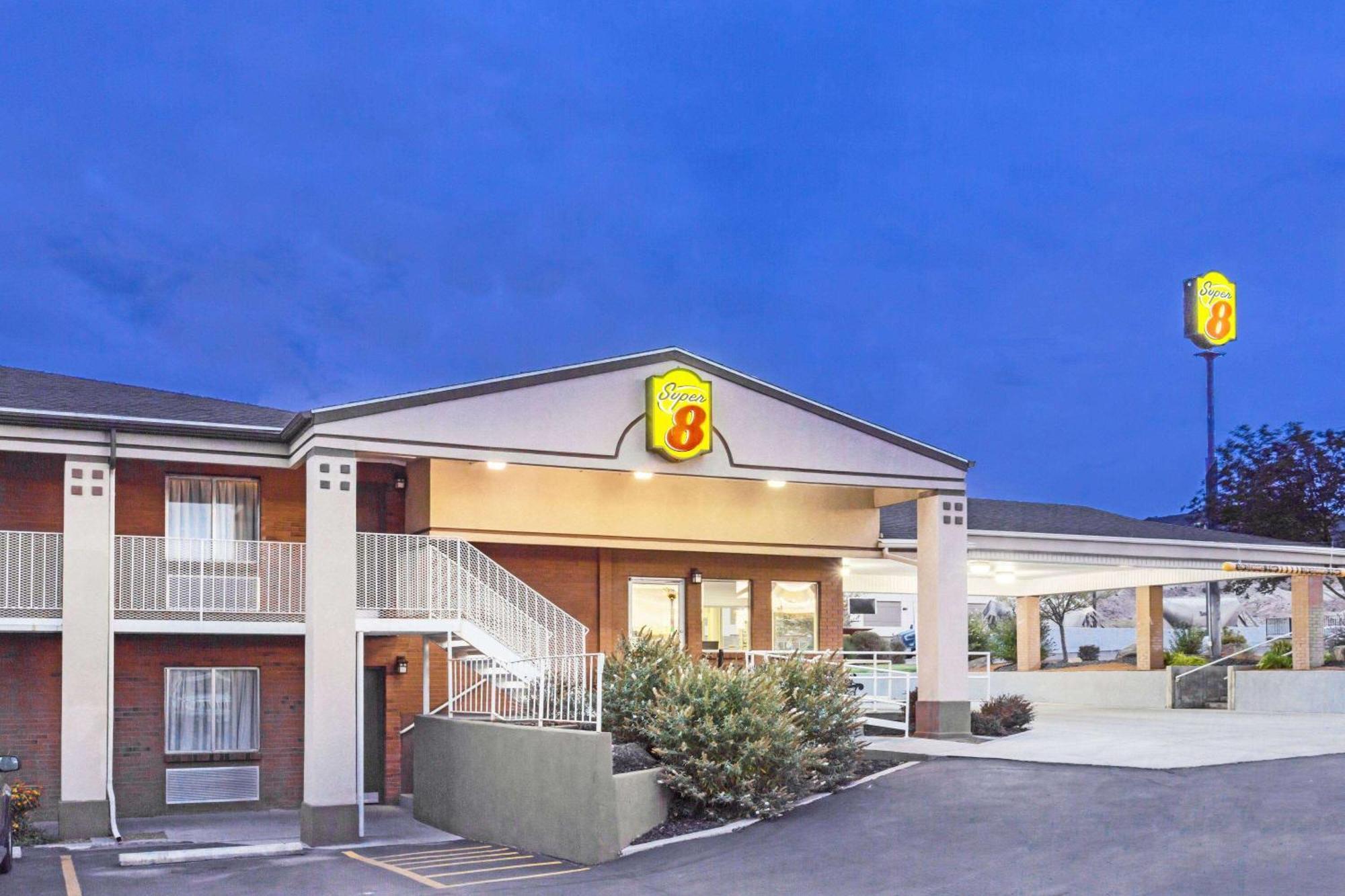 Super 8 By Wyndham Salina/Scenic Hills Area Hotel Екстериор снимка