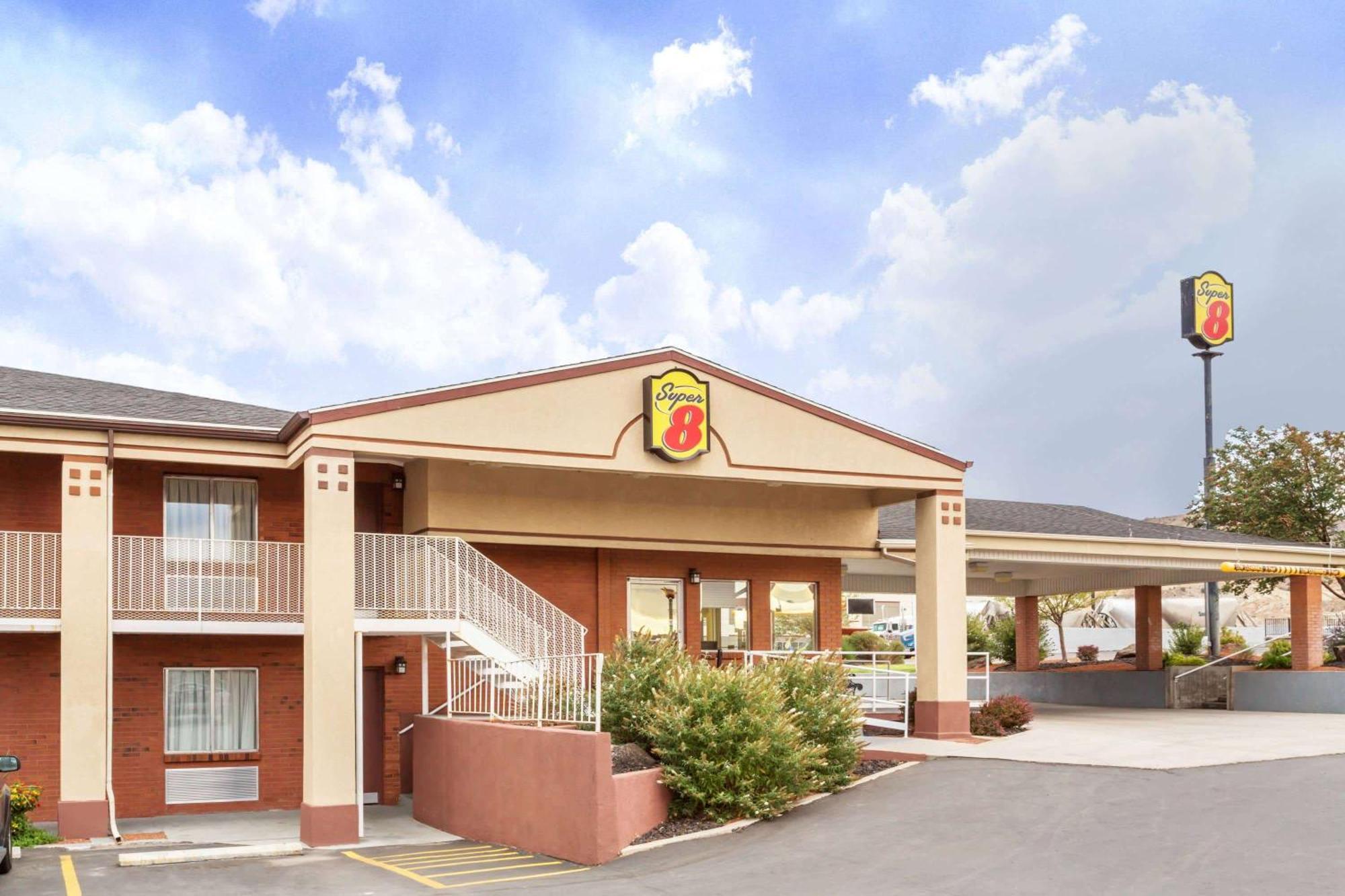 Super 8 By Wyndham Salina/Scenic Hills Area Hotel Екстериор снимка